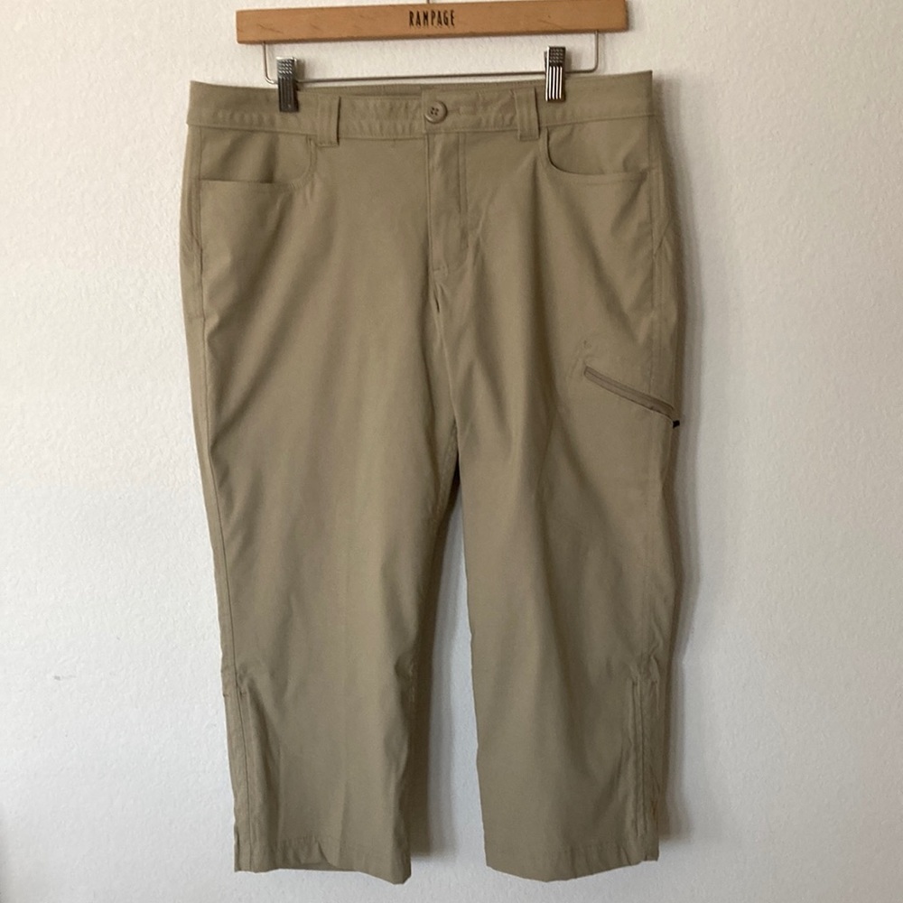 Eddie Bauer Size 12 beige capris 94% nylon 6% Elasthanne. Made in Sri Lanka